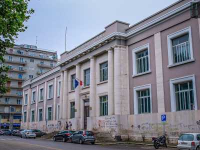 ...che si trova di fronte all�imponente entrata dell�IPSIA Santarella-Delilla, realizzato nel 1949 negli spazi un tempo occupati dall�ex macello cittadino